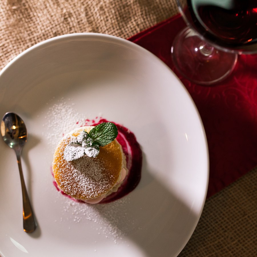 Фотография меню и блюд. Стильная фотография десерта с желе и ягодами.