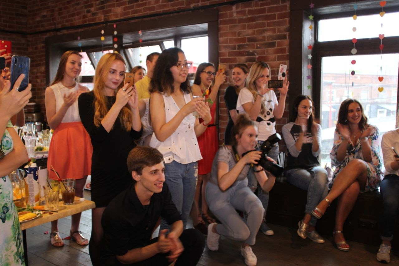 Ведущий + диджей + флейринг-шоу на выпускной вечер и другие праздники для молодёжи и подростков