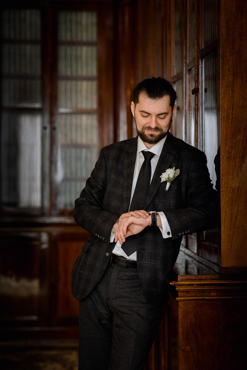 Жених в интерьере в ЗАГСе на фурштатской СПб. Портрет