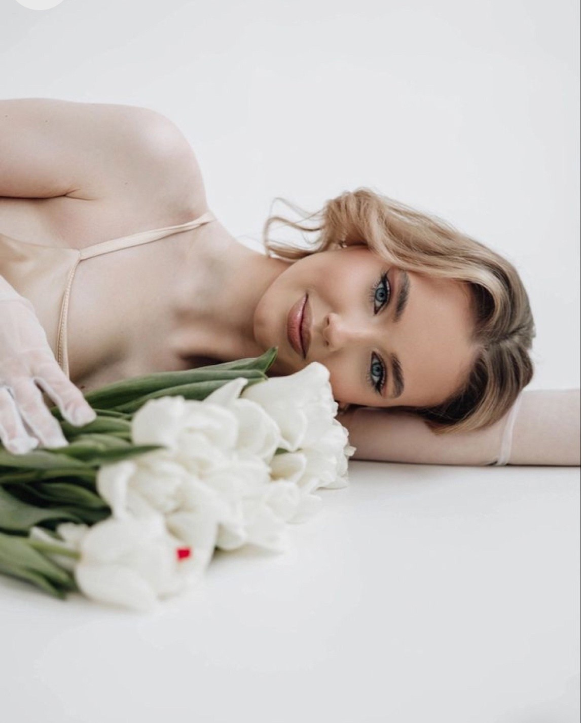 Фотодень в зале «Grey» c живыми цветами на белом фоне. Фотостудия LIGHT в Люберцах