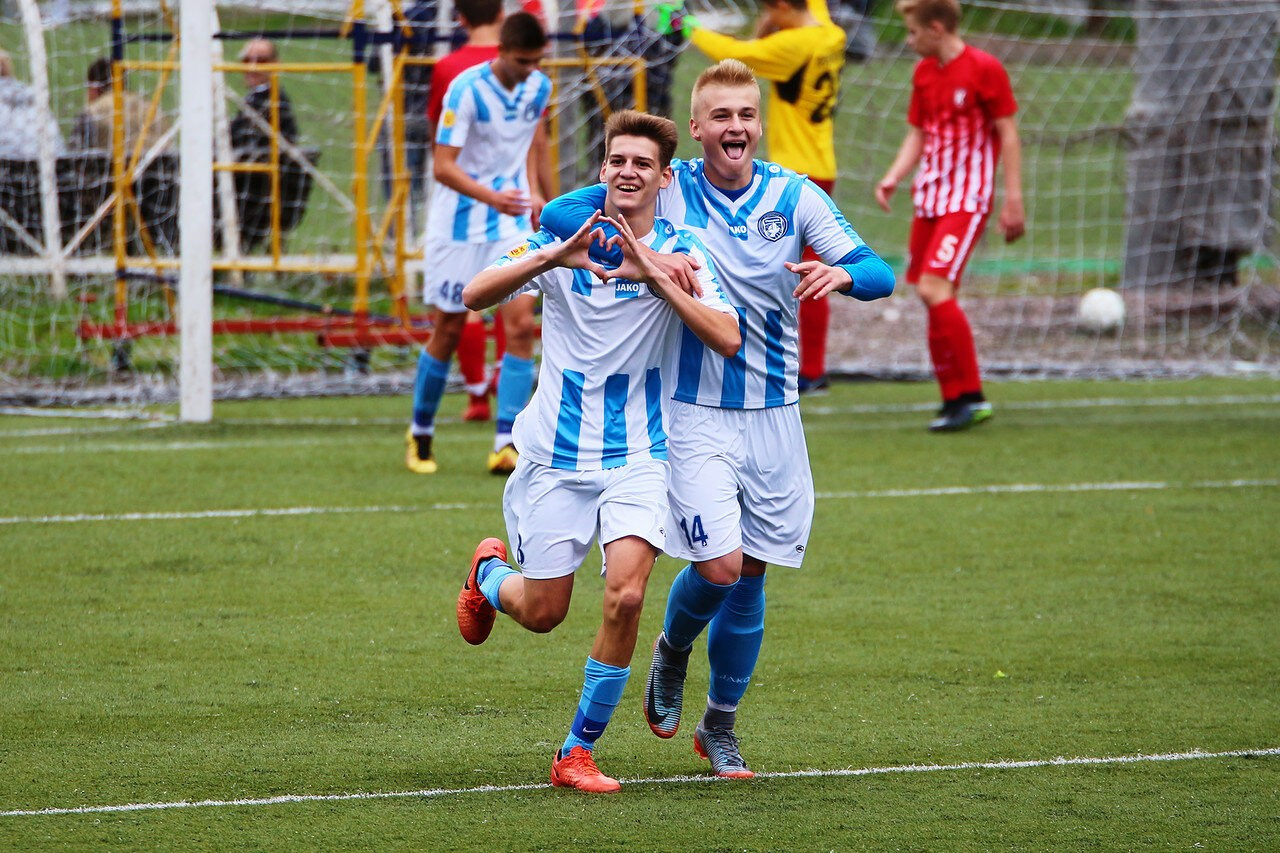 Футболисты академии «Родина» празднуют гол