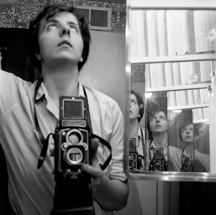 Вивиан Майер (1926-2009) — американская фотохудожница, работавшая в жанре уличной фотографии. При жизни была неизвестна как фотограф, а её фотоархив был обнаружен случайно на распродаже. 