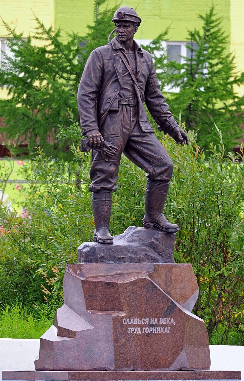 Скульптура «Горняк» в Талнахе