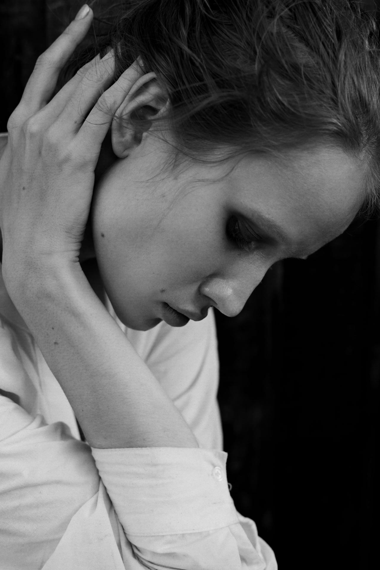 Лирический черно-белый портрет в профиль девушки. Мария Кашина (Гирина). Фотограф в Кирове Денис Толмацкий.