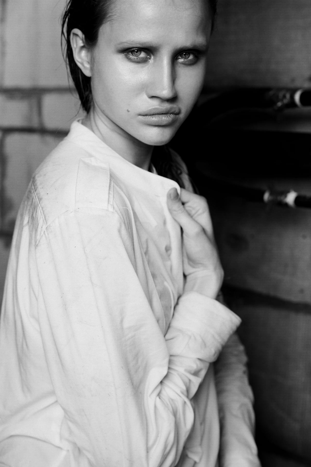 Черно-белый портрет девушки в белой рубашке. Мария Кашина. Фотограф в Кирове Денис Толмацкий.