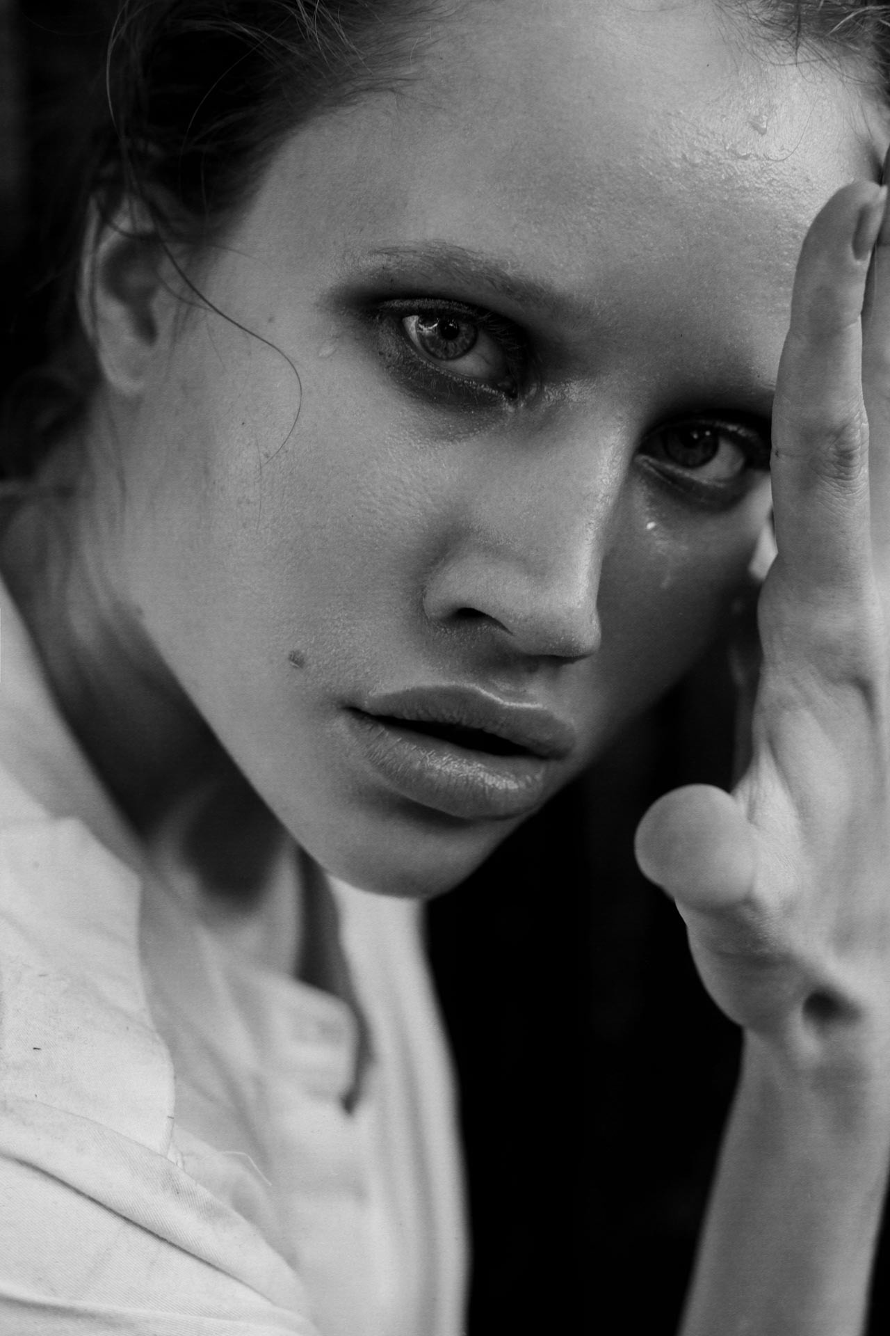 Лирический черно-белый портрет в профиль девушки. Мария Кашина (Гирина). Фотограф в Кирове Денис Толмацкий.