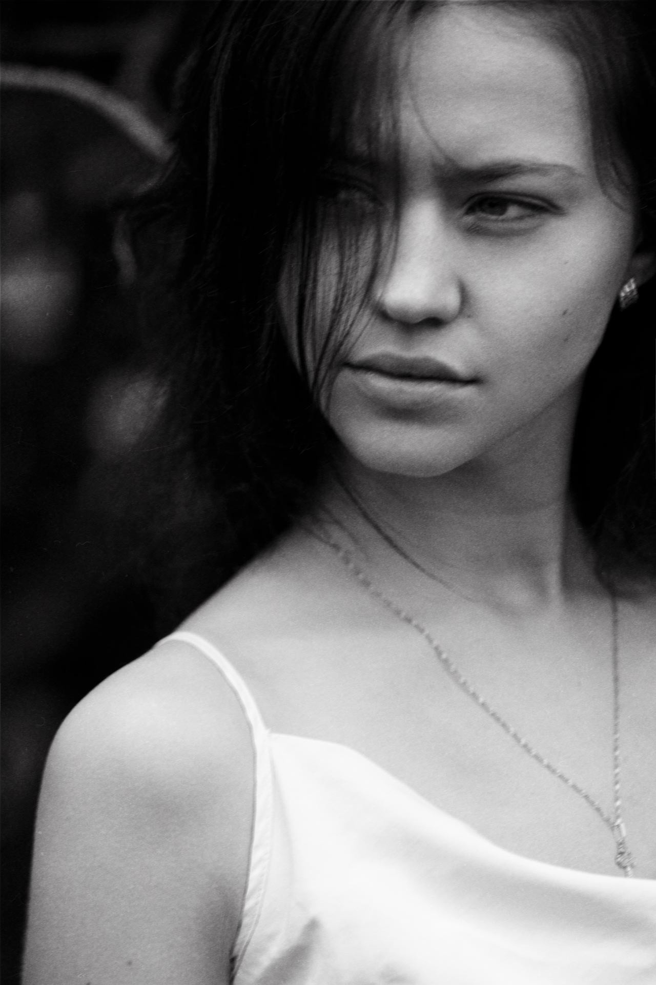 Черно-белый портрет девушки в белом платье. Евгения Булдакова. Фотограф в Кирове Денис Толмацкий.