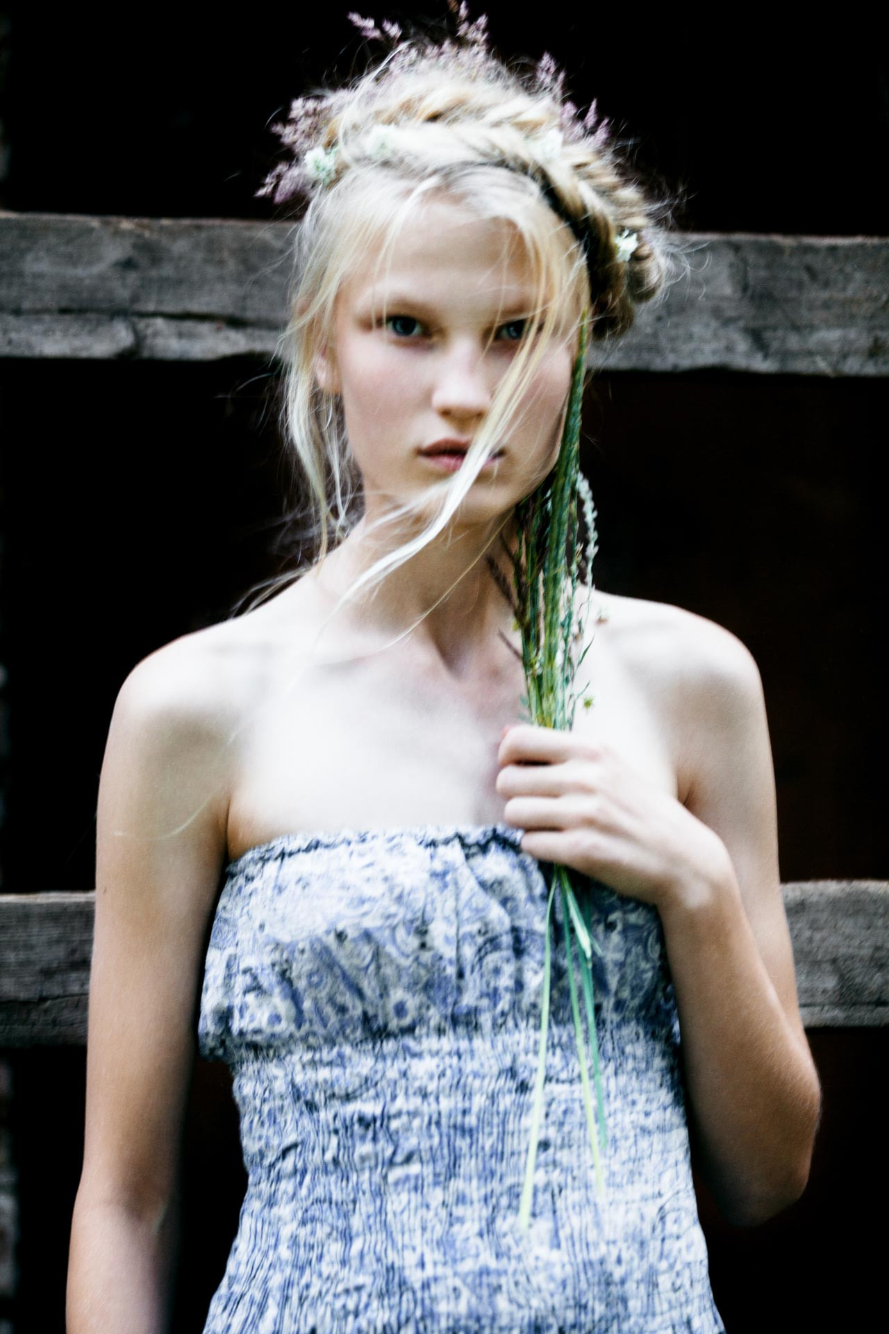 Портрет девушки с белой косой в сарафане. Настя Али. Фотограф в Кирове Денис Толмацкий.