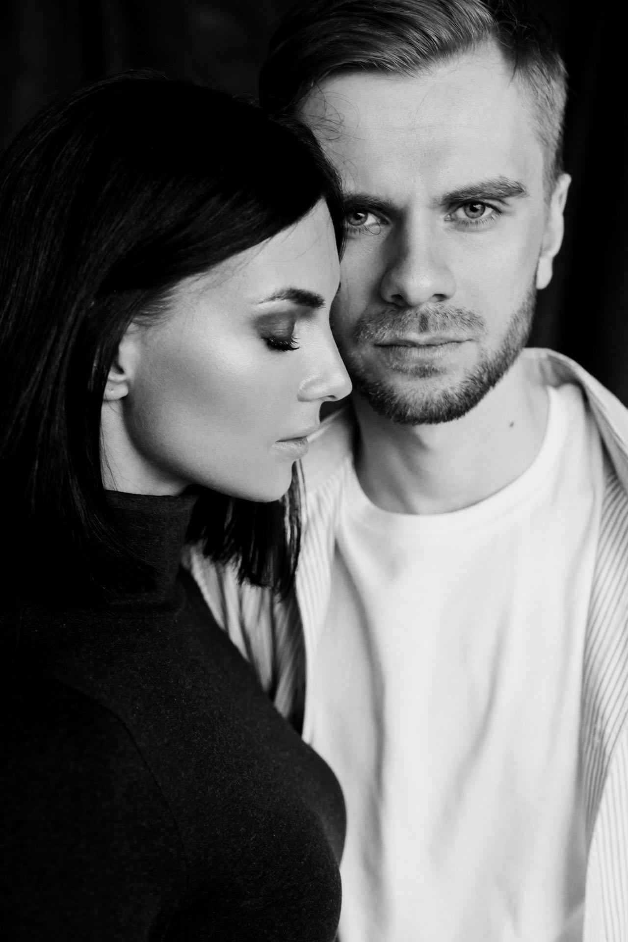 Фотосессия влюбленной пары, лавстори на черном фоне. Кирилл Манаенков и Дарья. Фотограф Денис Толмацкий.