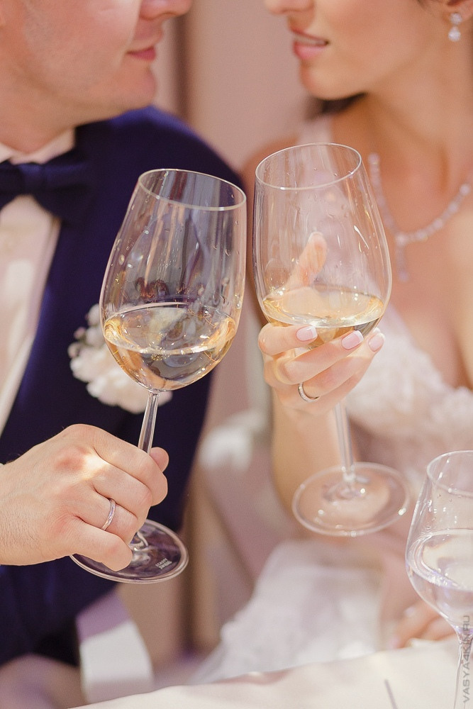 Жених поддерживает и дает невесте уверенность на этой фотографии, словно они готовы преодолеть любые трудности, встречающиеся на их пути