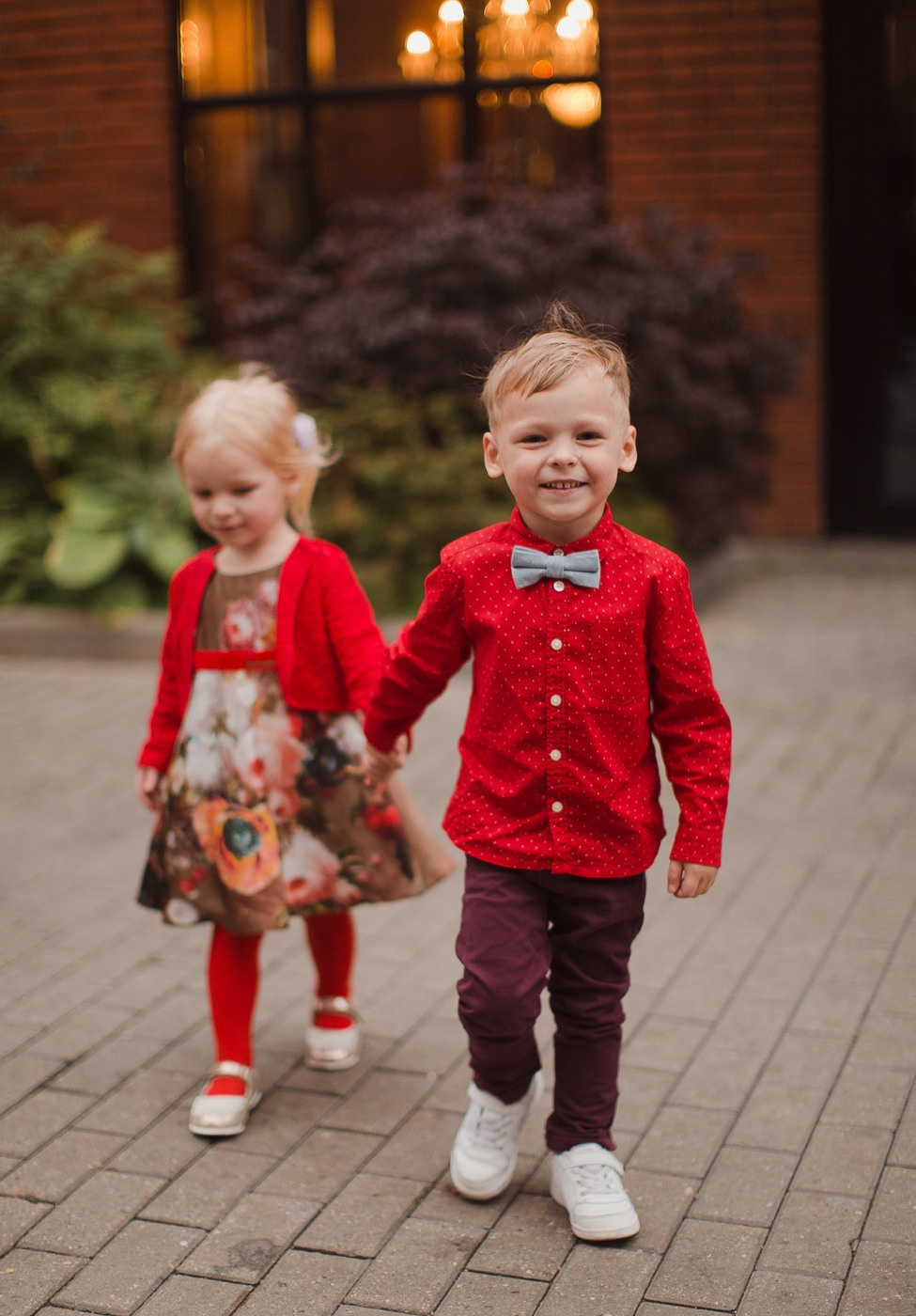 Молодожены, обнимающие друг друга на фоне леса, окруженного цветами весны