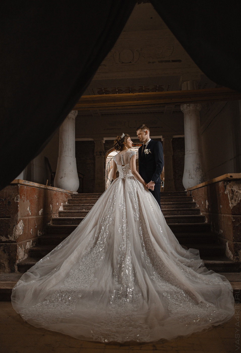 Фотография пары, позирующей на фоне цветущего поля под ярким солнцем