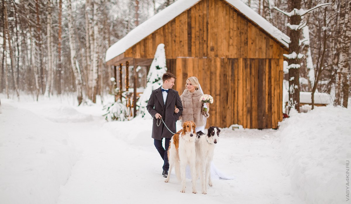 Невеста смотрит на своего жениха с таким блеском в глазах, что словно весь мир оживает на этой фотографии