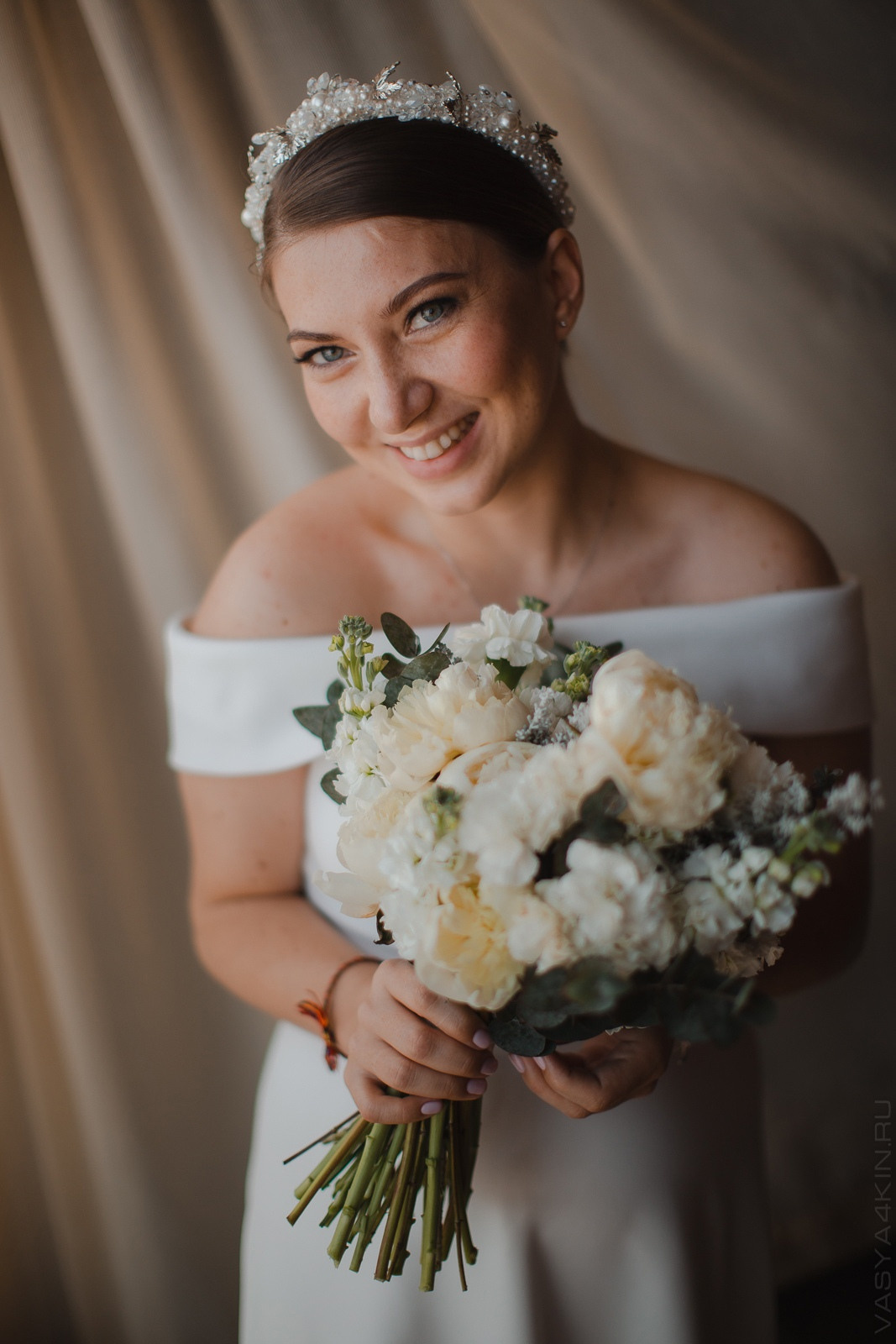 Свадебная фотография молодоженов на лошадях