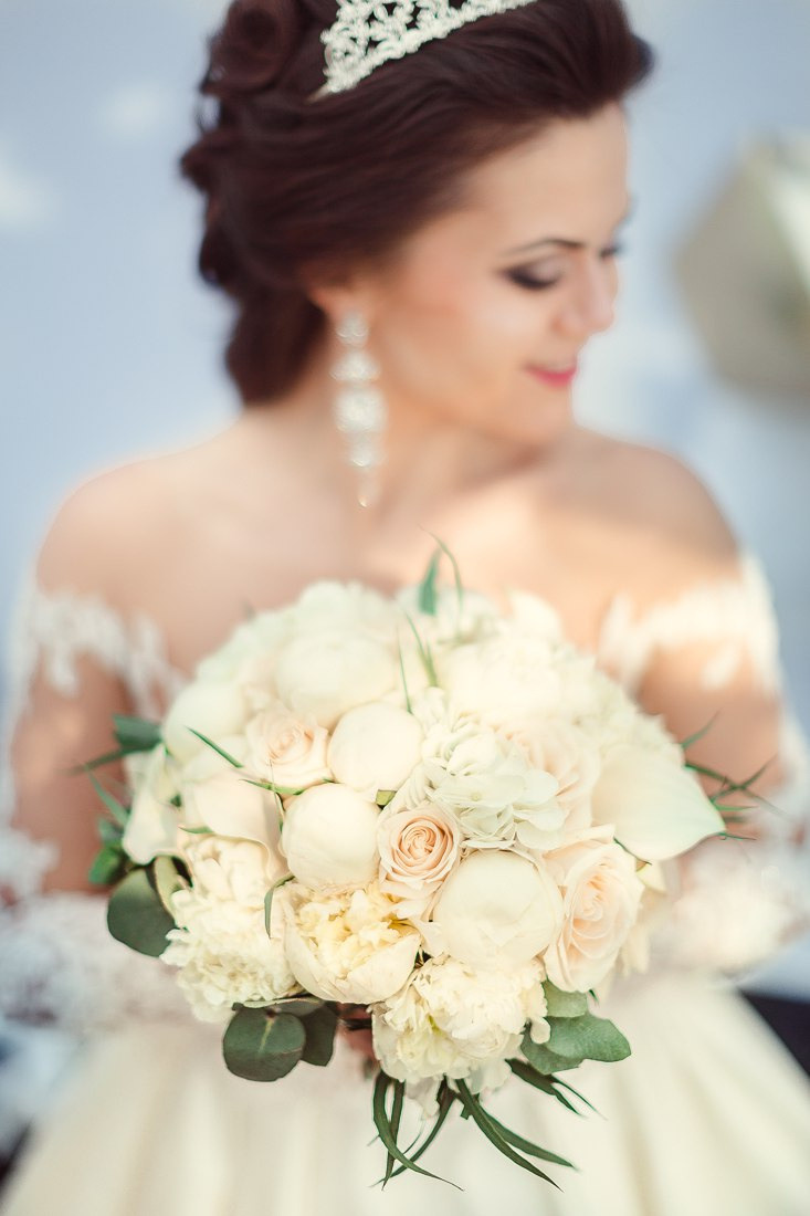 Семейное наследство: молодоженов и их родственников увековечиваются на фотографии перед старой дворцовой аркой