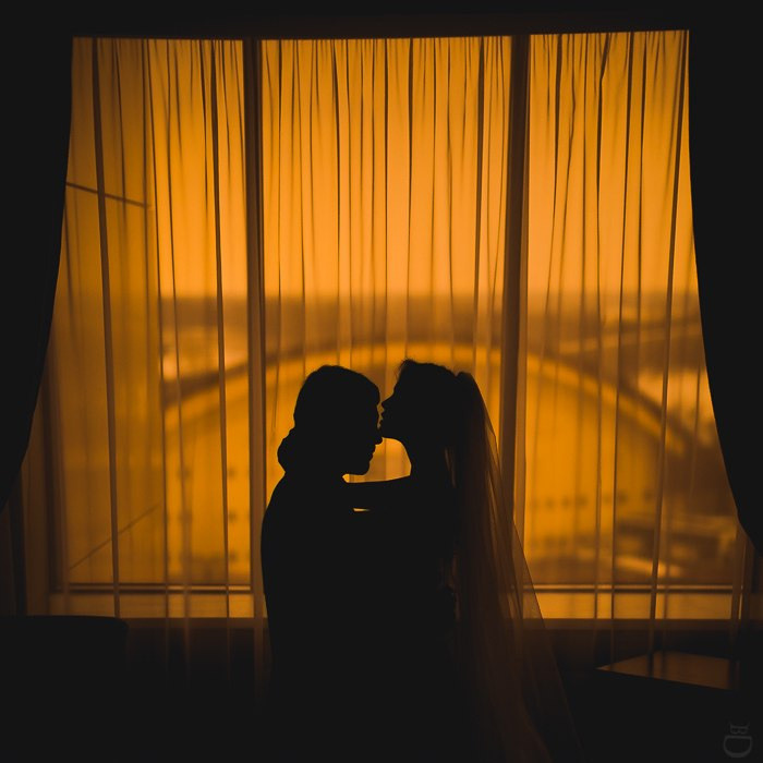 Молодожены, танцующие на танцполе, окруженные друзьями и семьей