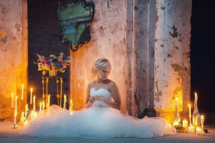 Невеста в свадебном платье позирует на запечатленной стекле, создавая эффект непрерывности и многомерности