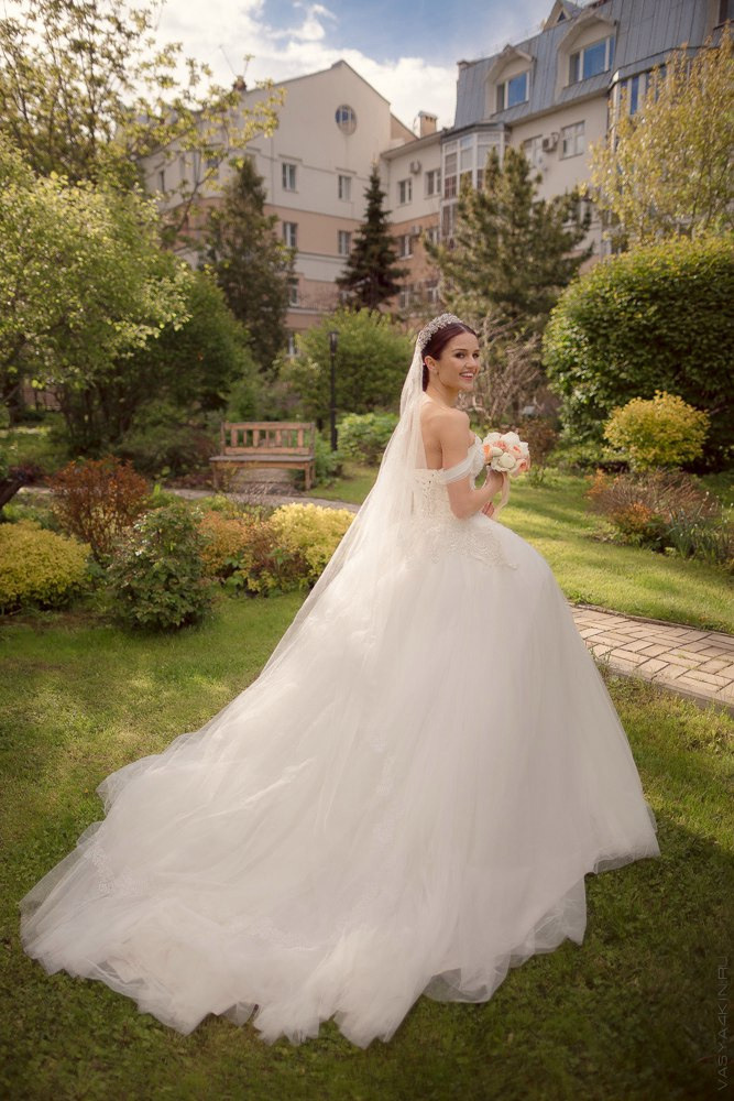 Молодых в окружении гостей, празднующих свадьбу под зонтом с тысячами блесток и огней