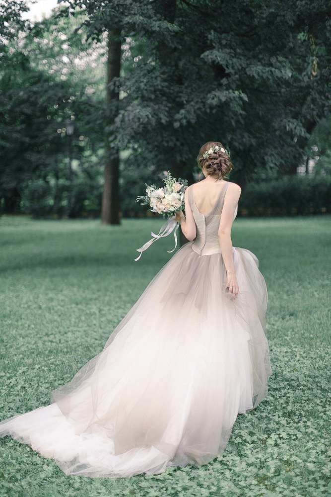 Свет фонаря мягко подсвечивает невесту и жениха, создавая загадочную атмосферу романтики