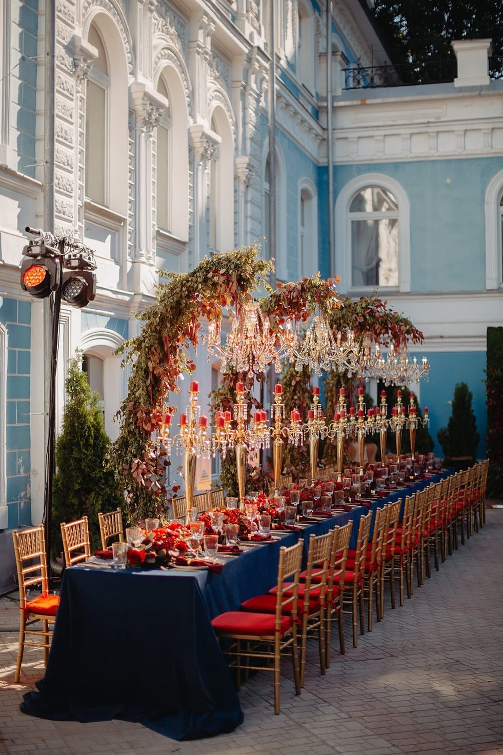 Молодая невеста с роскошным длинным слоем фаты, движущейся на ветру