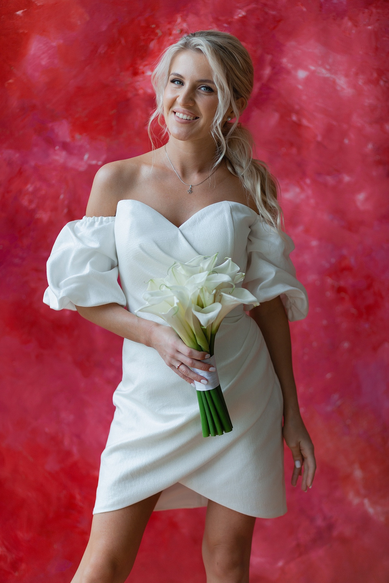 Бережный поцелуй молодой пары, запечатленный в объективе фотокамеры