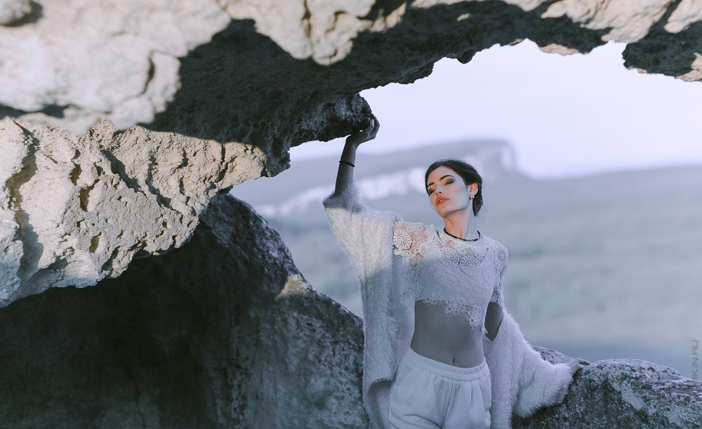 Невеста, расправляющая свою прическу перед зеркалом, показывающая свою заинтересованность в мелочах