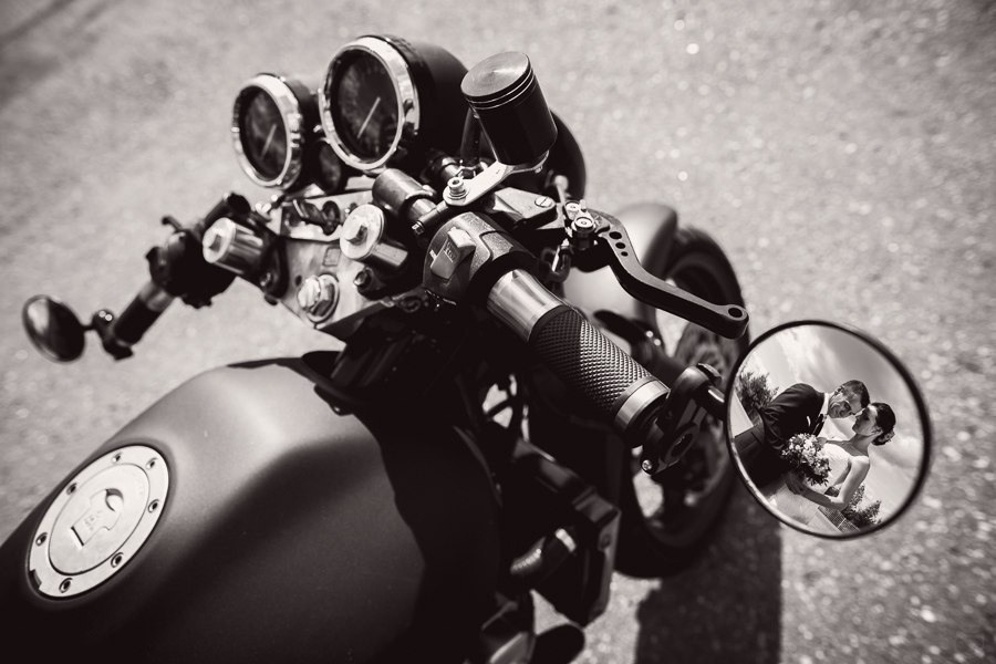 Близкое фото невесты, показывающее ее красоту и сияющие глаза, полные волнения и счастья