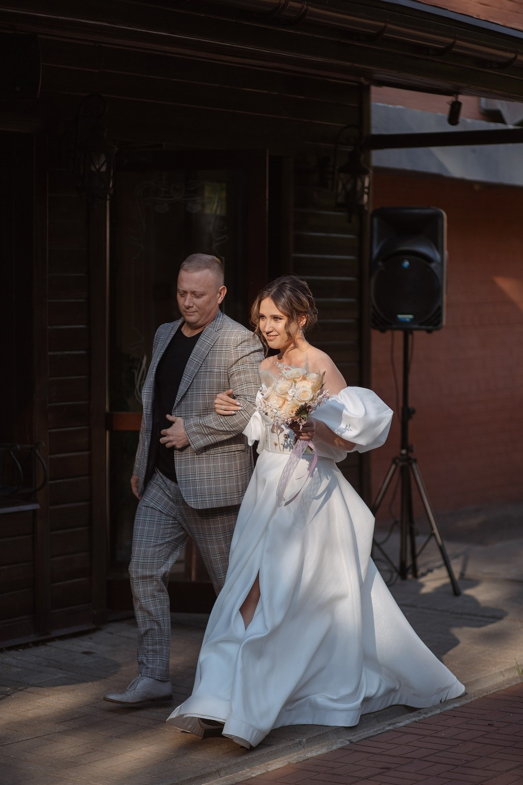 Свадебная прогулка в центре ярославля. Свадебный фотограф Ярославль Дмитрий Васячкин