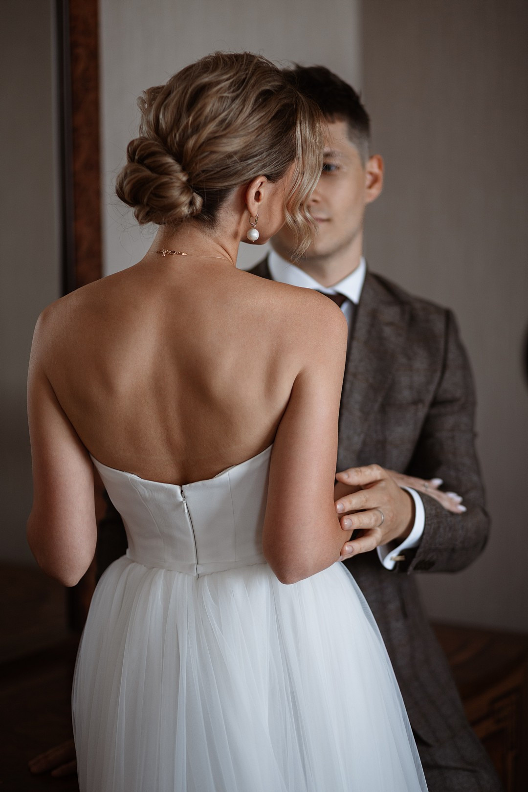  Молодые в объятиях исторических памятников