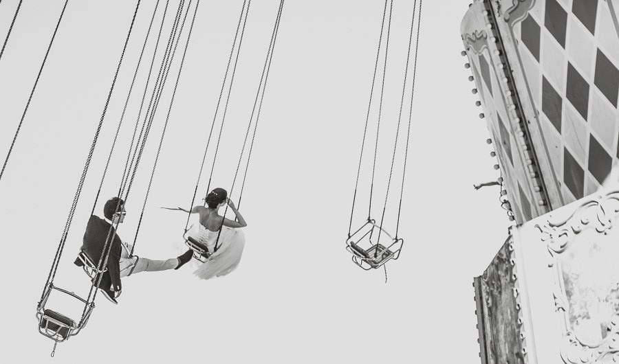 Роскошная свадьба в Ярославле: молодожены идут по дорожке с живыми цветами и светящимися фонарями, вокруг них летают бабочки