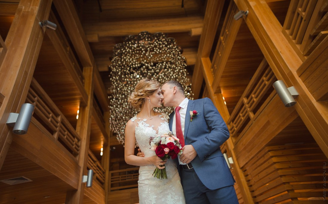 Фото молодых среди цветущих сиреневых деревьев, создающих впечатляющий и романтический образ