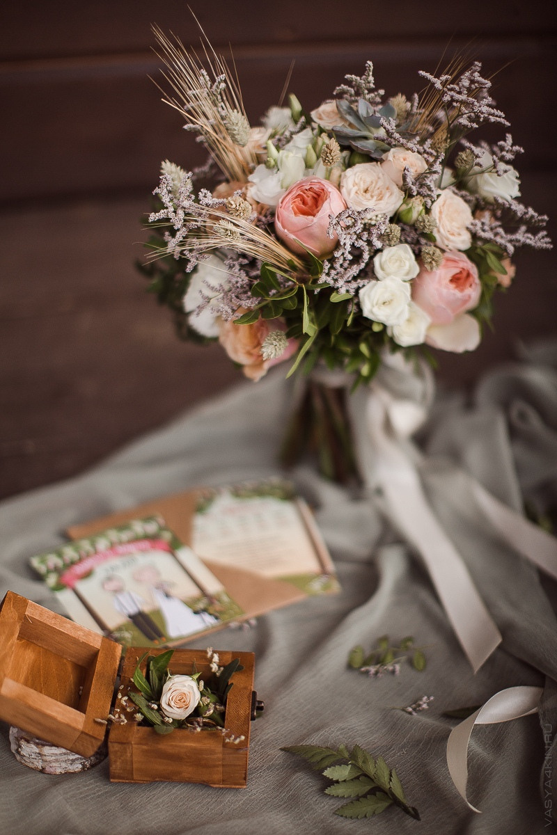 Сияющая свадебная вуаль создает атмосферу загадочности и шарма на этой прекрасной фотографии