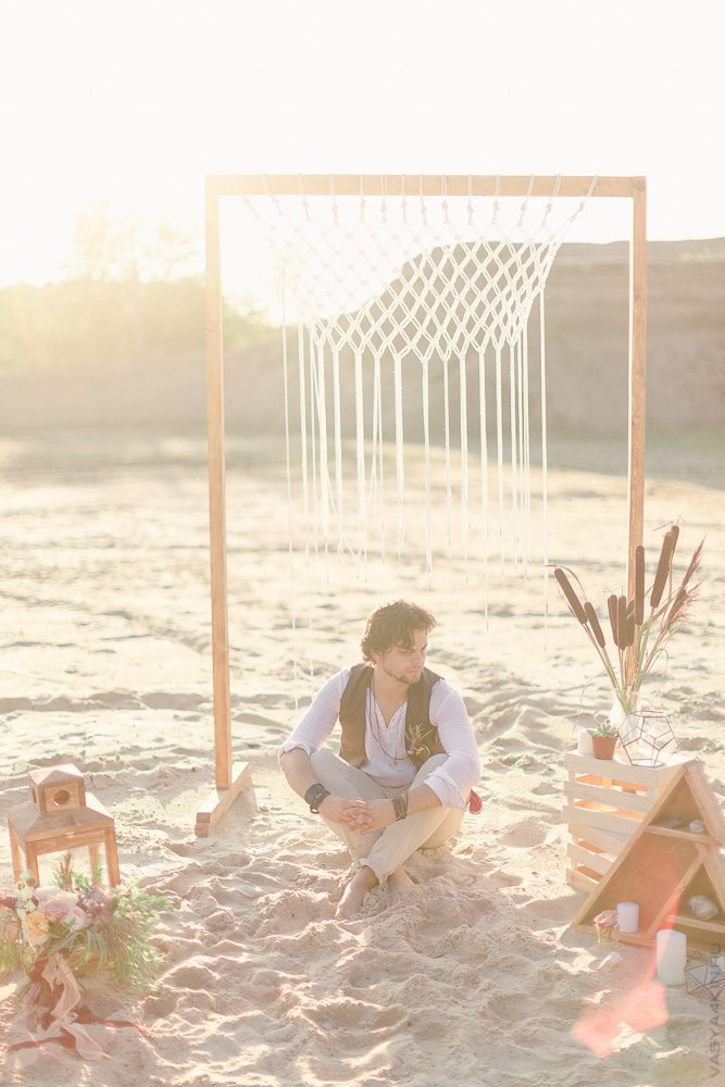 Невеста и жених, лежащие на кровати из цветов, окруженной зеленью, создающей ощущение уюта и релаксации