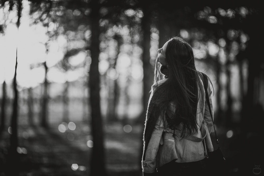 Молодожены на фоне лавандовых полей на свадебной фотографии