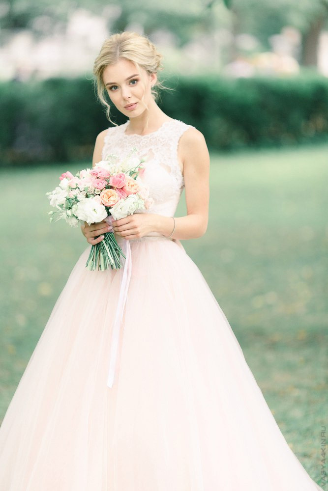 Жених касается невесты пощекотливо, напоминая, что их любовь смешна и весела на этой забавной свадебной фотографии