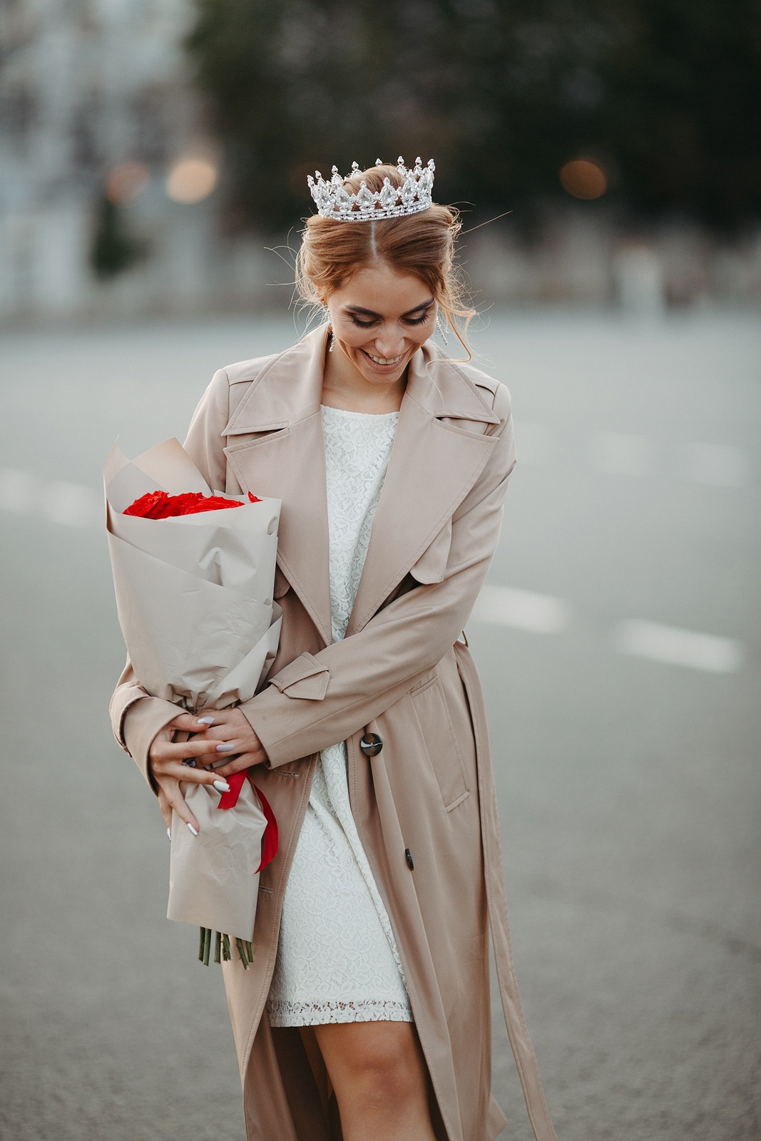  Сепия-фотосессия в Москве: невеста в платье и жених в форме  