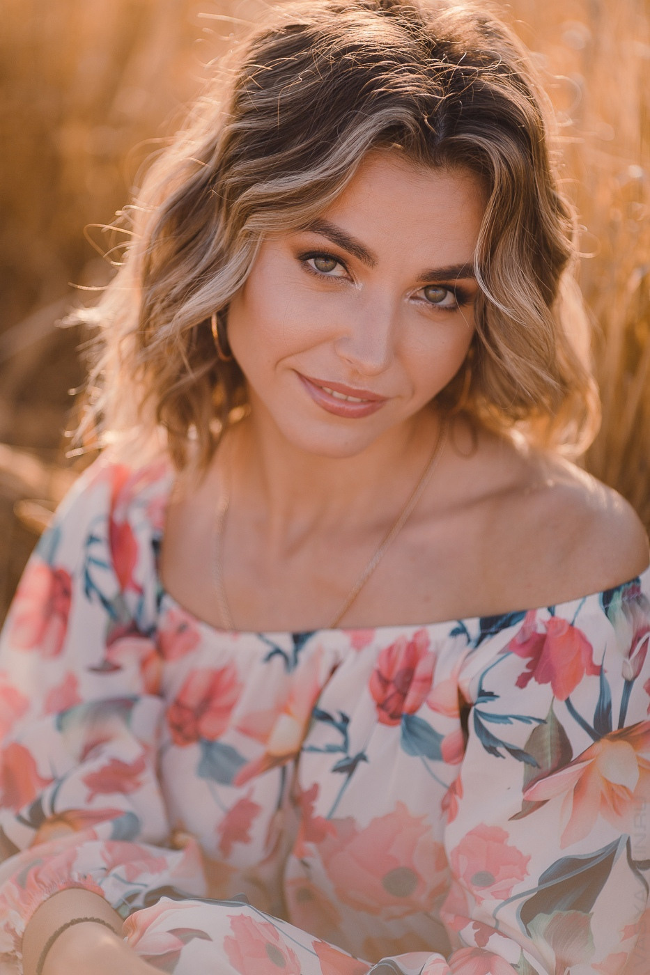 в белом автомобиле