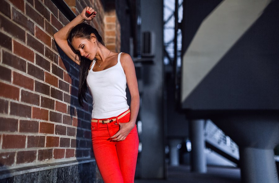 Фотография свадебного пригласительного на фоне влюбленных птиц