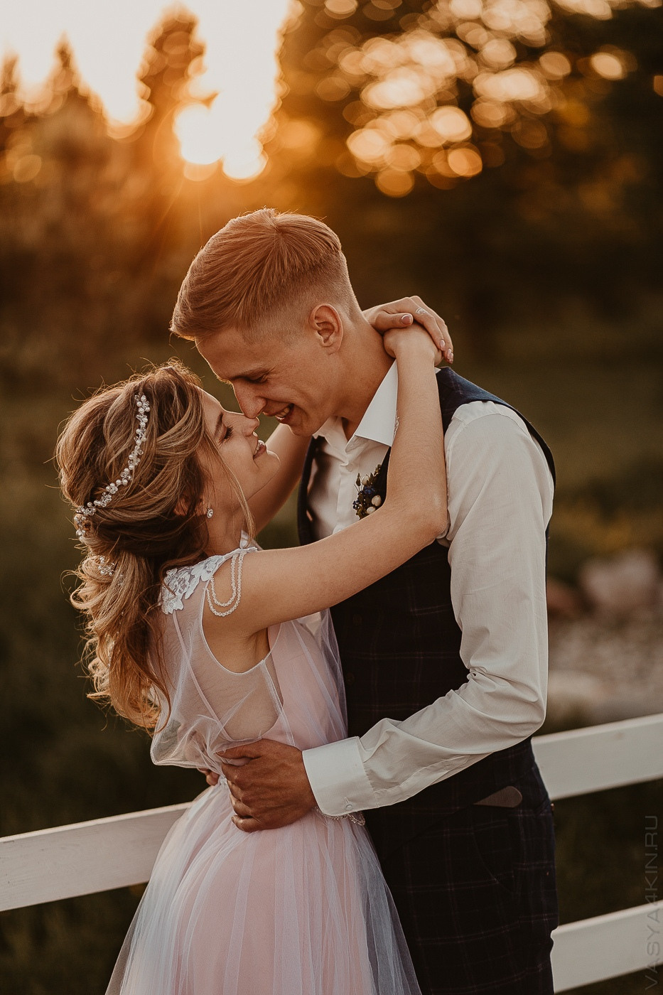 Невеста и жених играют на пианино с открытой крышкой, создавая атмосферу музыки и их искусства