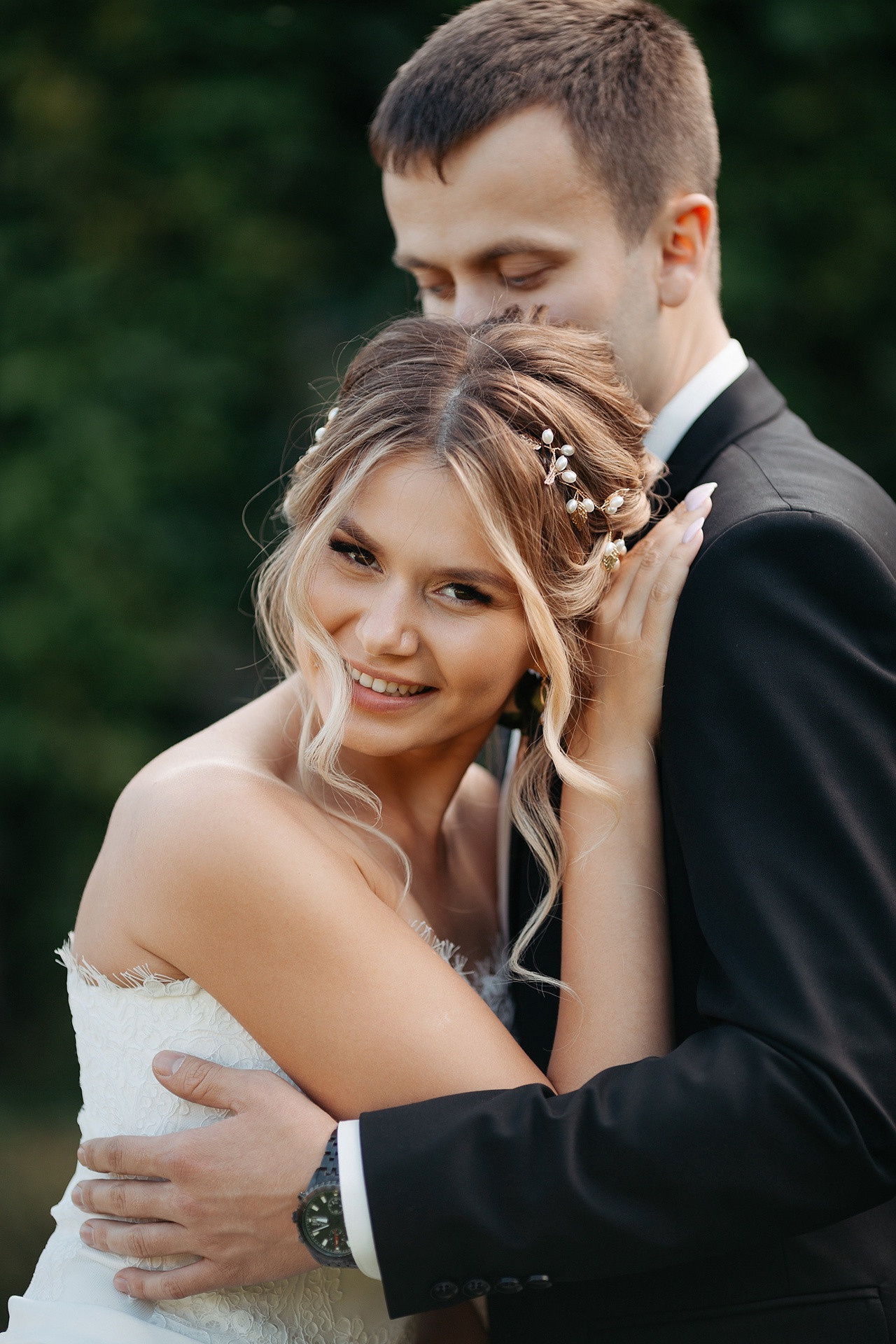 Снимок, на котором невеста и жених лежат на летчиках, окруженные цветами, создающими впечатление праздника и радости