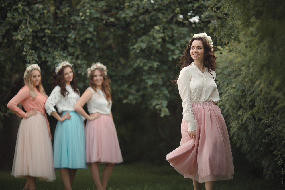 Невеста, выходящая за дверь, окруженную сияющими огнями и действующими факелами, в ожидании своего будущего мужа