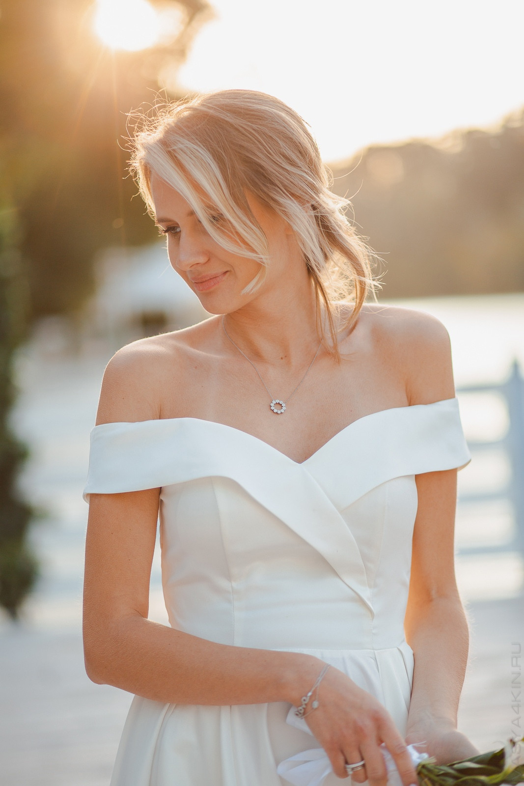 Молодой и невеста, гуляющие по удивительным улочкам исторического города