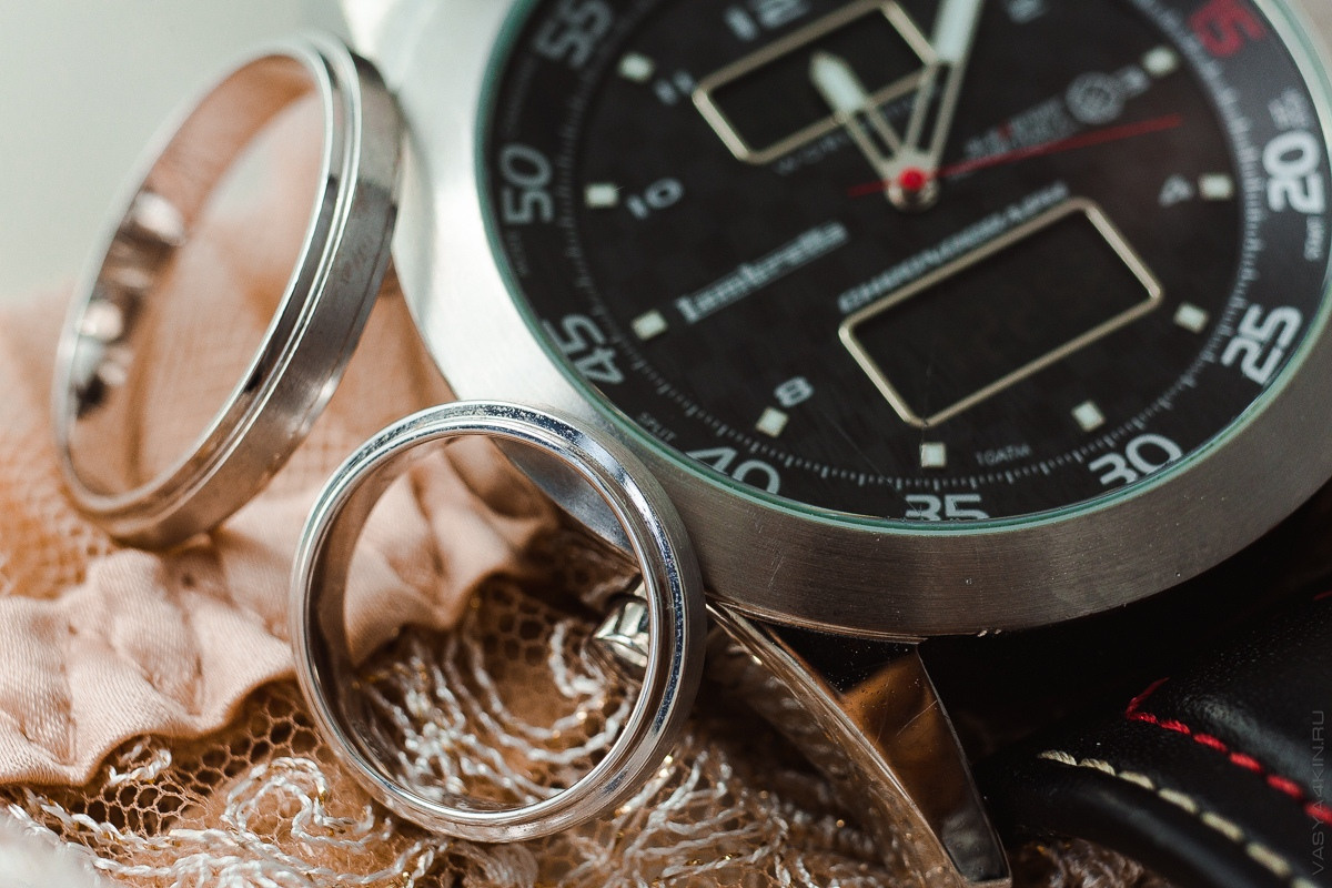 Детали свадебного платья, декорированные бусинами и искусственным шелком