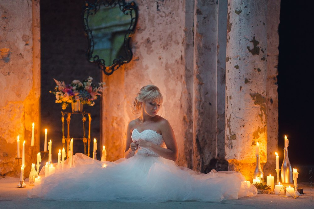 Фотография семейных колец и кольца на букете