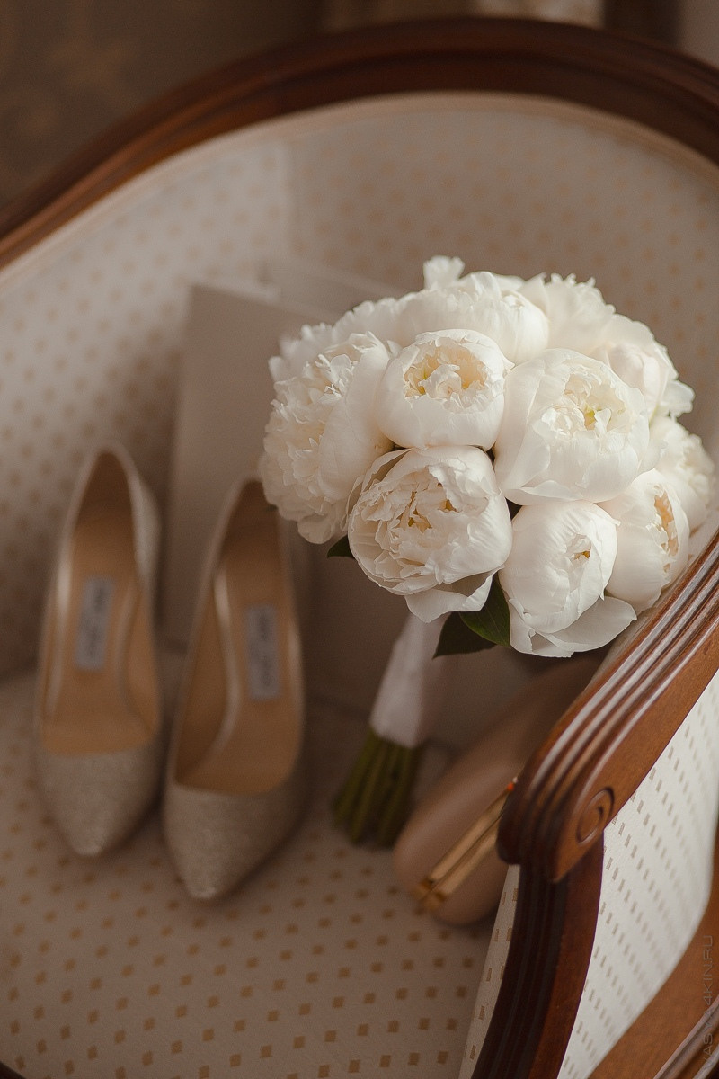 Свадебная фотография, на которой невеста и жених обнимаются на фоне красивейшего заката, создающего романтическую атмосферу