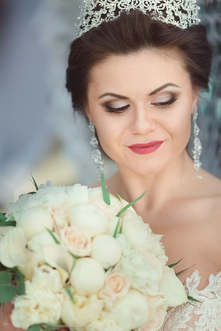 Молодой поднимает свою невесту в руках, олицетворяя его силу и защиту