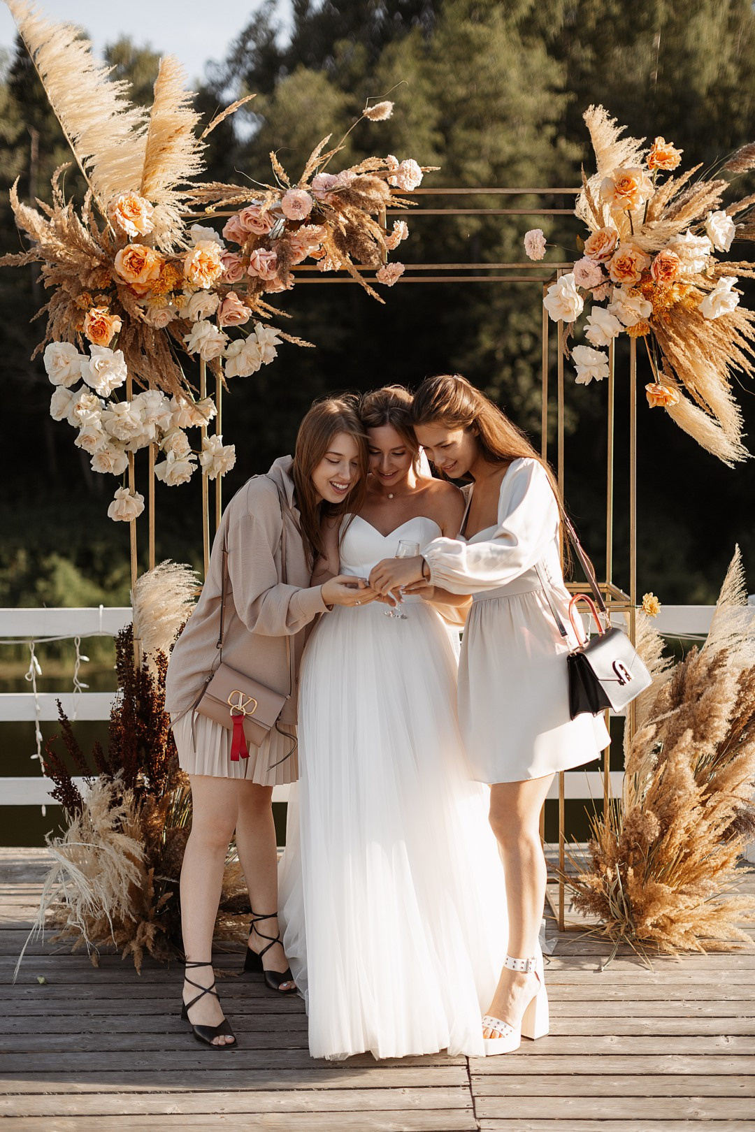  Влюбленная пара на фоне золотых ворот ярославского кремля