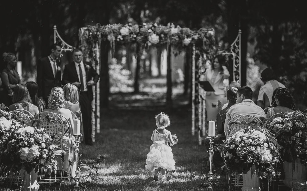 Фотография молодого и его лучшего друга, подбирающих костюмы на свадьбу