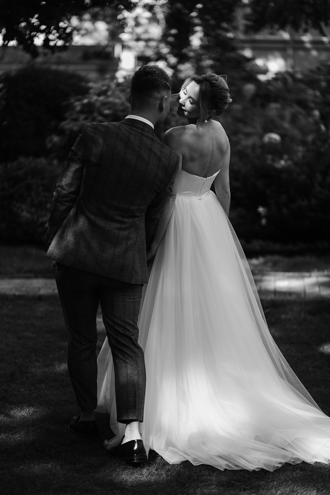  Любовь к культурному наследию возле памятника Корнилову