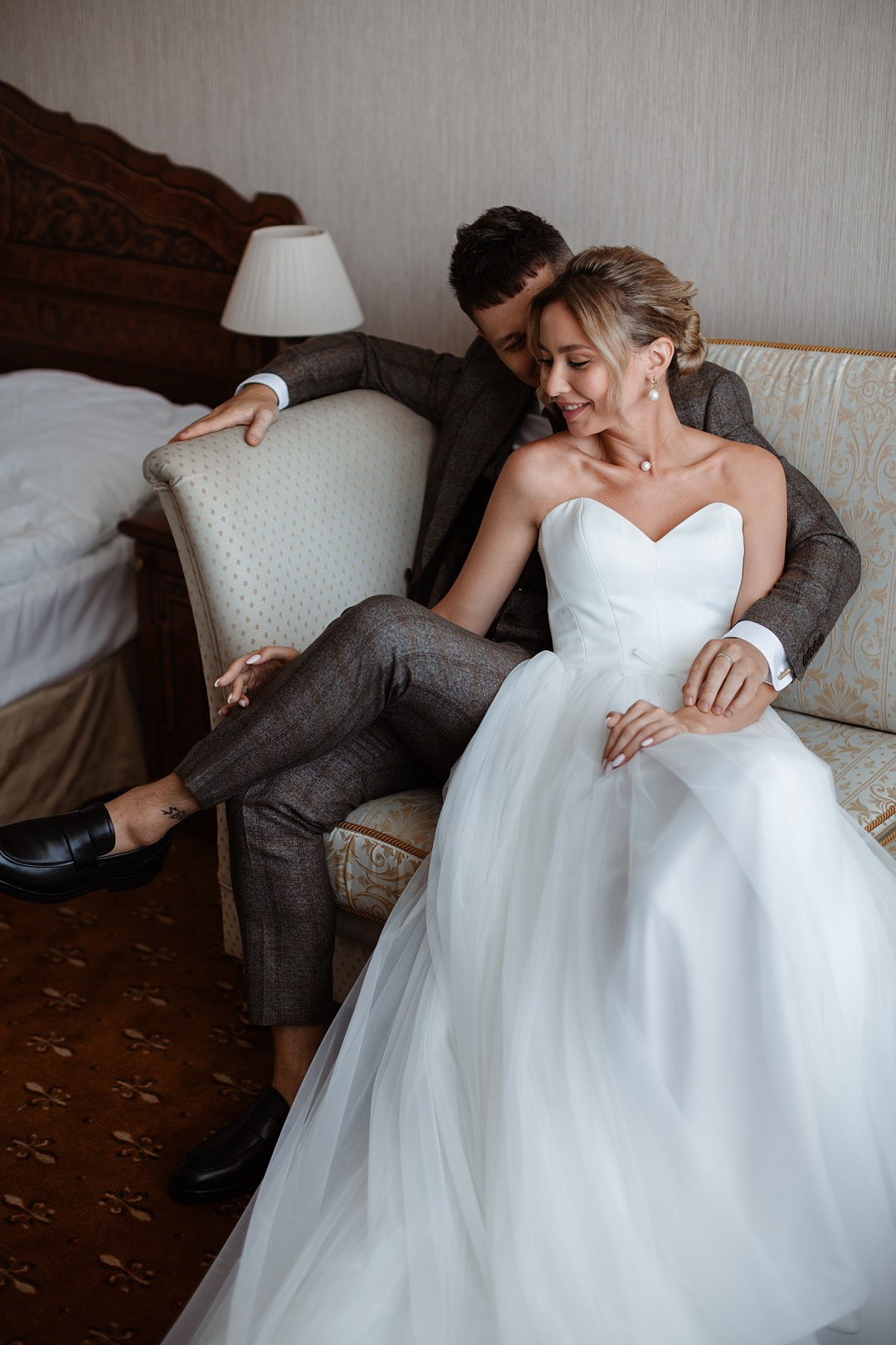  Любовные моменты возле здания городской администрации